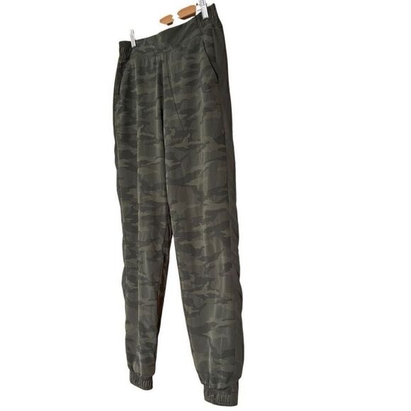 Athleta Brooklyn Camo Textured Lined Jogger in Olive Camo Luxe size 2 - Picture 4 of 13